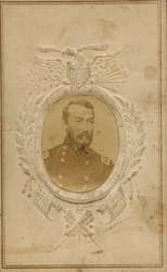 Borstportret van een man in uniform